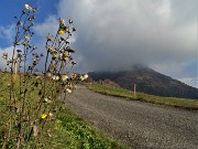 09 Sole sui prati verso la Forcella di Spettino, nuvole in vetta al Monte Gioco